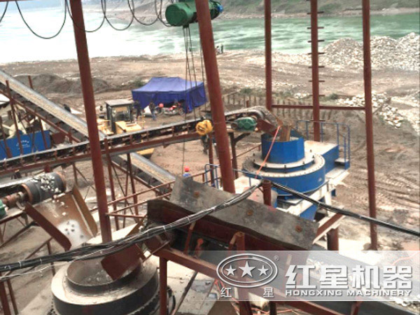 制砂生產(chǎn)線上的沖擊式制砂機(jī) 制砂生產(chǎn)線上的沖擊式制砂機(jī)