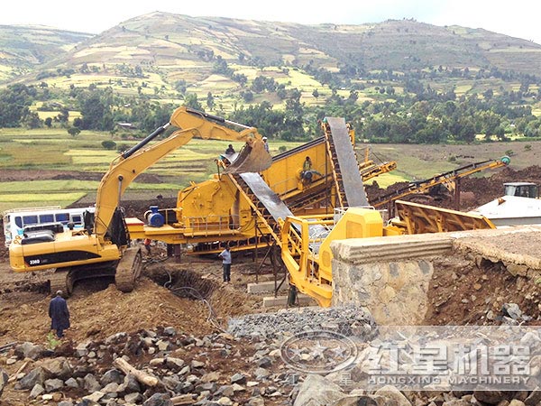 移動(dòng)式破碎站生產(chǎn)現(xiàn)場 移動(dòng)式破碎站生產(chǎn)現(xiàn)場