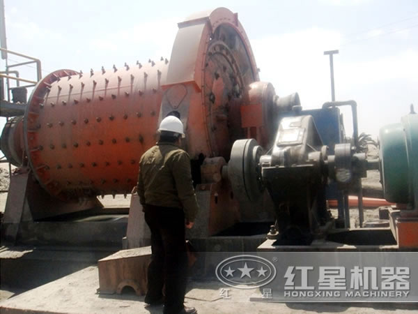 球磨機(jī)生產(chǎn)現(xiàn)場 球磨機(jī)生產(chǎn)現(xiàn)場