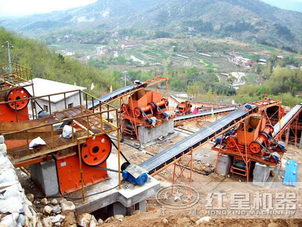 顎式破碎機(jī)工作現(xiàn)場(chǎng) 顎式破碎機(jī)工作現(xiàn)場(chǎng)