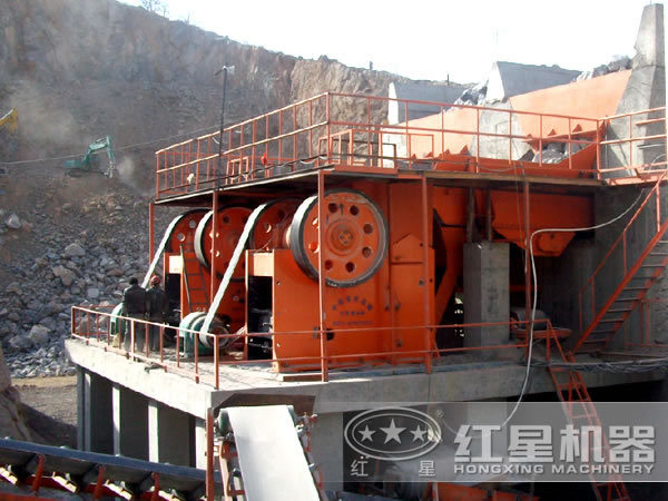 砂石生產(chǎn)線中的顎式破碎機 砂石生產(chǎn)線中的顎式破碎機