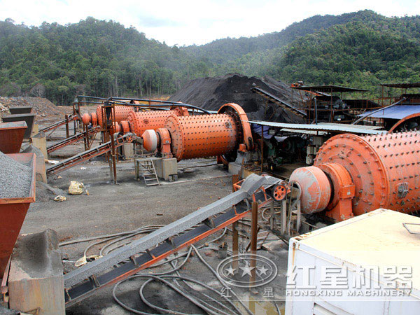 球磨機投產(chǎn)現(xiàn)場 球磨機投產(chǎn)現(xiàn)場