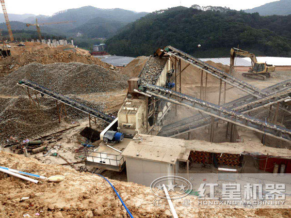 移動(dòng)式制砂機(jī)投產(chǎn)現(xiàn)場 移動(dòng)式制砂機(jī)投產(chǎn)現(xiàn)場