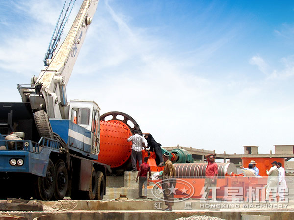 球磨機安裝現(xiàn)場 球磨機安裝現(xiàn)場