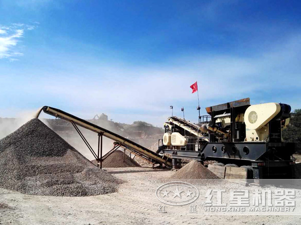 可移動式石子(石頭)破碎設備工作現(xiàn)場 可移動式石子(石頭)破碎設備工作現(xiàn)場