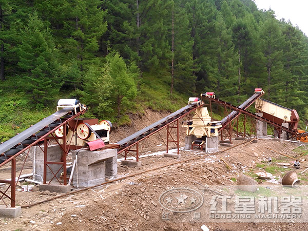 沖擊式破碎機工作現(xiàn)場 沖擊式破碎機工作現(xiàn)場