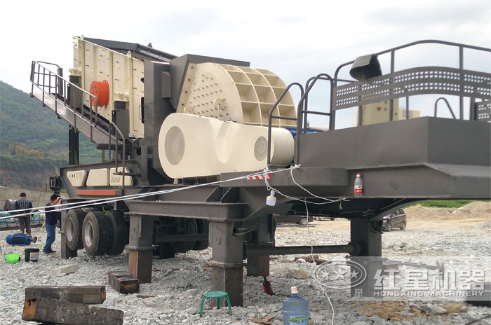 礦用移動(dòng)破碎機(jī)設(shè)備實(shí)拍圖三 礦用移動(dòng)破碎機(jī)設(shè)備實(shí)拍圖三