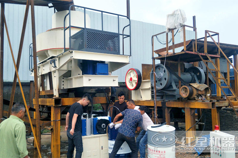 石灰?guī)r制砂現(xiàn)場搭建中 石灰?guī)r制砂現(xiàn)場搭建中