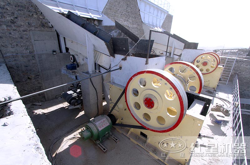 顎式破碎機工作現(xiàn)場 顎式破碎機工作現(xiàn)場