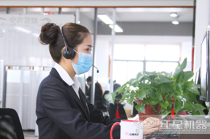 24小時(shí)客服全身心工作，用專注點(diǎn)亮了責(zé)任