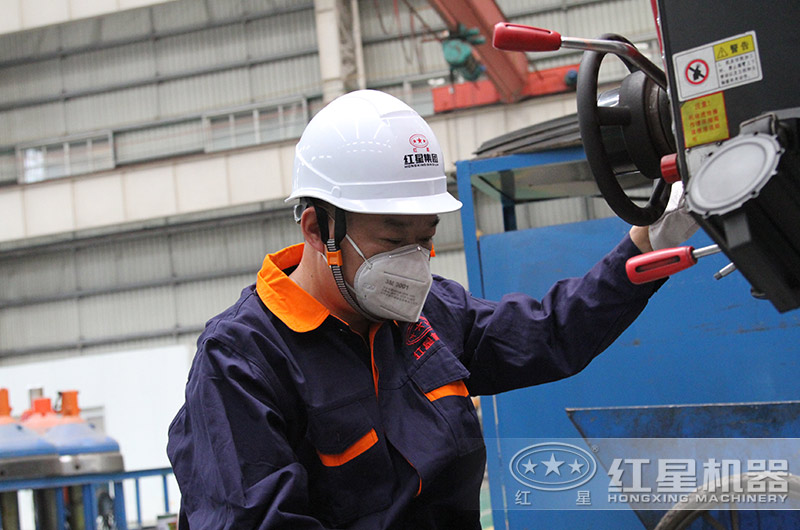 紅星技術(shù)車間師傅認真檢查設備中