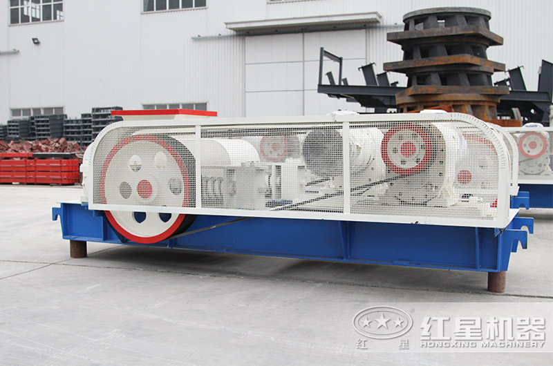 小型對輥式卵石破碎機廠區(qū)展示一角 小型對輥式卵石破碎機廠區(qū)展示一角