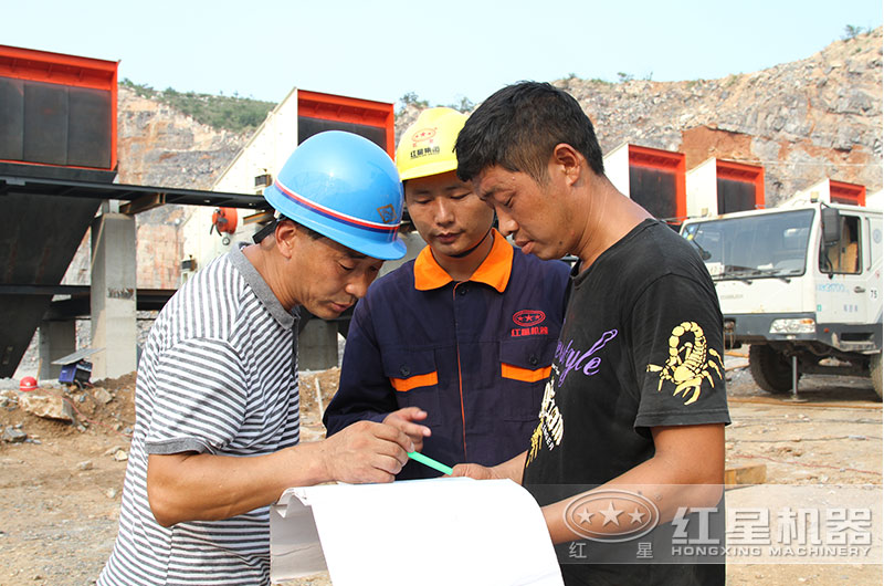 技術(shù)師傅在施工現(xiàn)場指導(dǎo)培訓(xùn)操作人員 技術(shù)師傅在施工現(xiàn)場指導(dǎo)培訓(xùn)操作人員