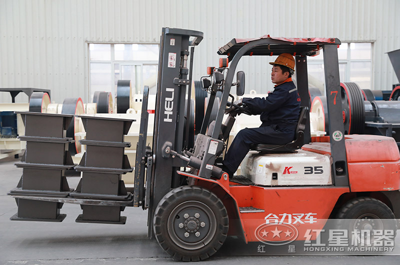 廠(chǎng)區(qū)師傅進(jìn)行搬運(yùn)作業(yè)中 廠(chǎng)區(qū)師傅進(jìn)行搬運(yùn)作業(yè)中