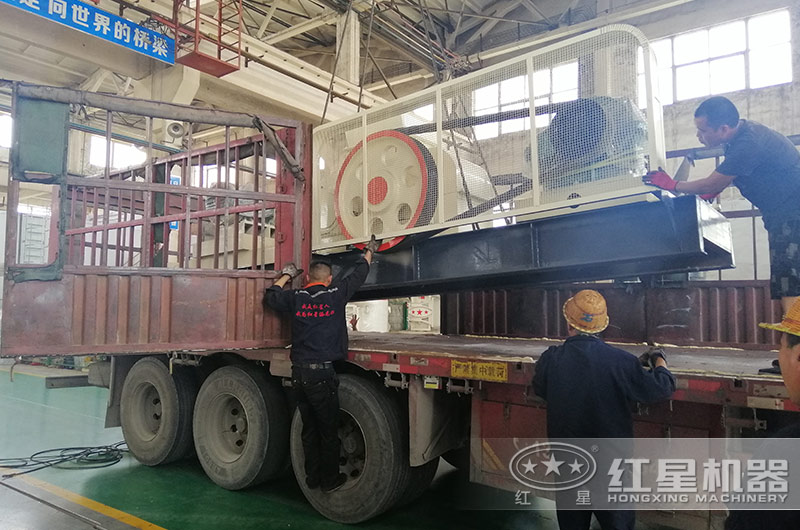 紅星輥式破碎機(jī)裝車準(zhǔn)備發(fā)往山東地區(qū) 紅星輥式破碎機(jī)裝車準(zhǔn)備發(fā)往山東地區(qū)