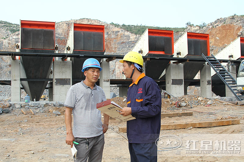 紅星技術(shù)師在生產(chǎn)現(xiàn)場為用戶指導(dǎo)中 紅星技術(shù)師在生產(chǎn)現(xiàn)場為用戶指導(dǎo)中