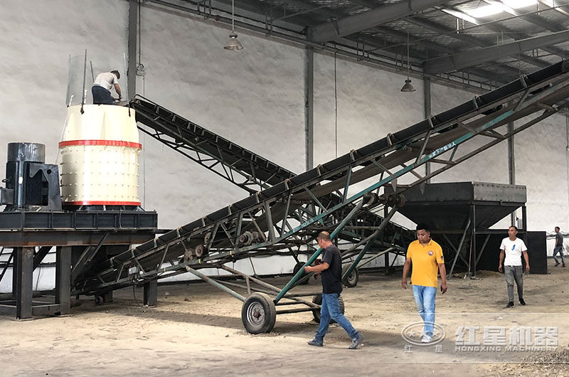 立式破碎機(jī)現(xiàn)場(chǎng) 立式破碎機(jī)現(xiàn)場(chǎng)