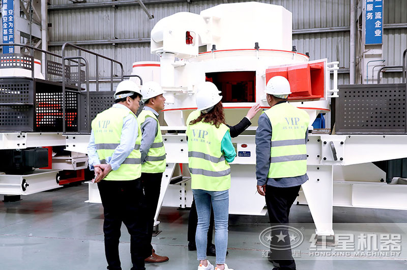 用戶到廠參觀，近距離考察制沙機設備