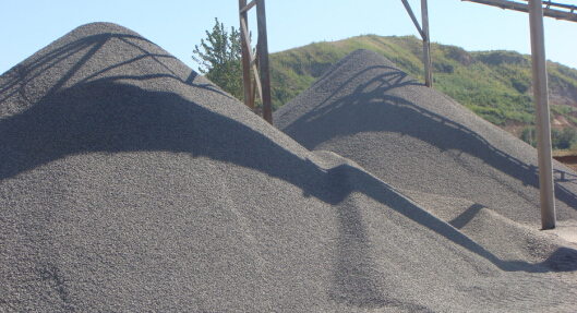 時產(chǎn)50噸對輥式制砂機工作視頻放送，多角度了解設備生產(chǎn)