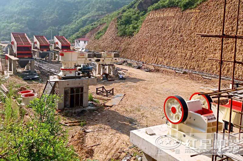 沙廠生產(chǎn)線安裝安裝中，石料粉碎設(shè)備有鄂破、圓錐破和制砂機(jī)