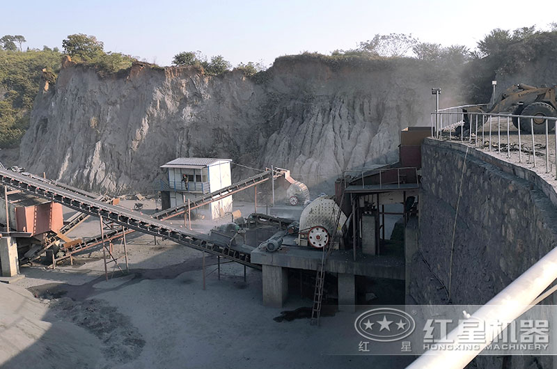 1214重錘破生產(chǎn)現(xiàn)場，破碎煤矸石