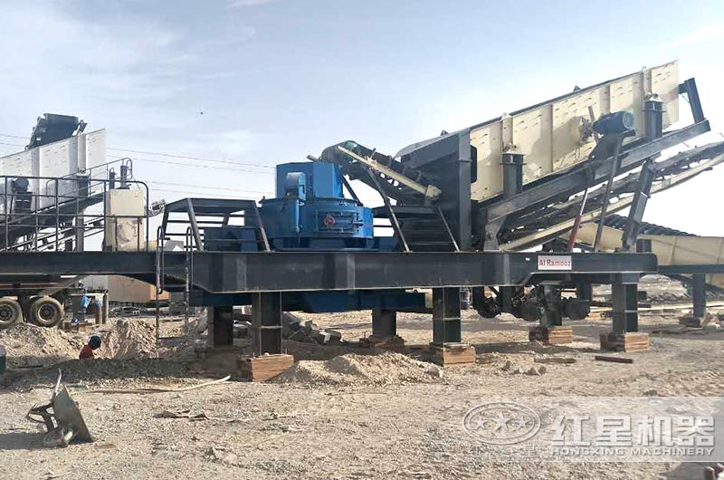 移動(dòng)式石英石制砂機(jī)生產(chǎn)現(xiàn)場(chǎng)，一機(jī)抵一條生產(chǎn)線