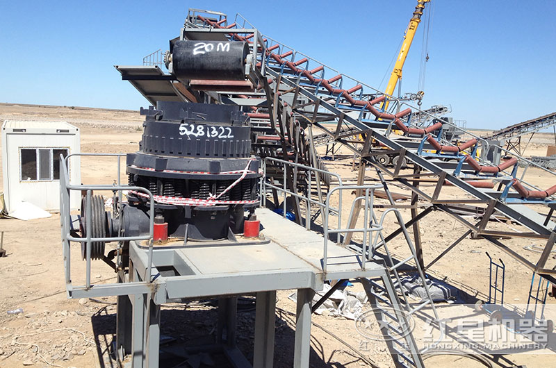 花崗巖破碎生產(chǎn)線(xiàn)一角，圓錐破碎機(jī)