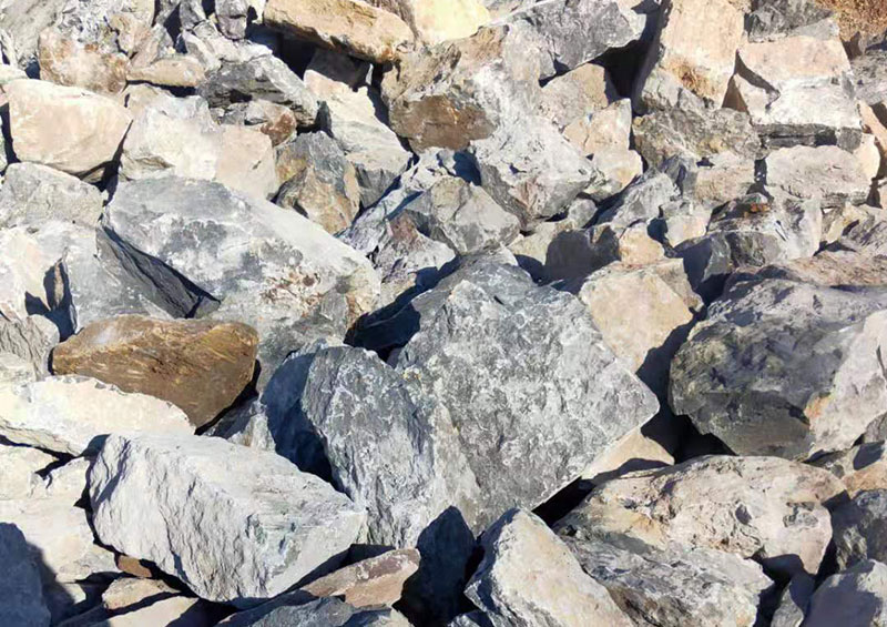 粗料破碎機(jī)一臺(tái)多少錢(qián)，每小時(shí)產(chǎn)量多少噸，有沒(méi)有現(xiàn)場(chǎng)視頻