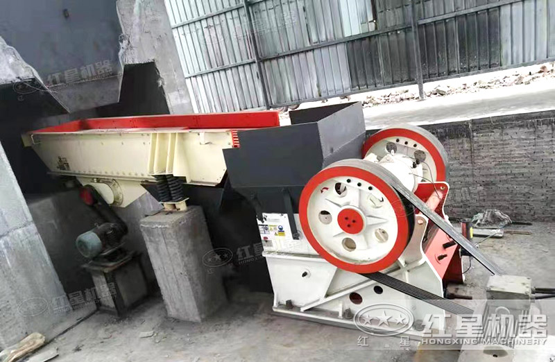 粗料破碎機(jī)一臺(tái)多少錢(qián)，每小時(shí)產(chǎn)量多少噸，有沒(méi)有現(xiàn)場(chǎng)視頻