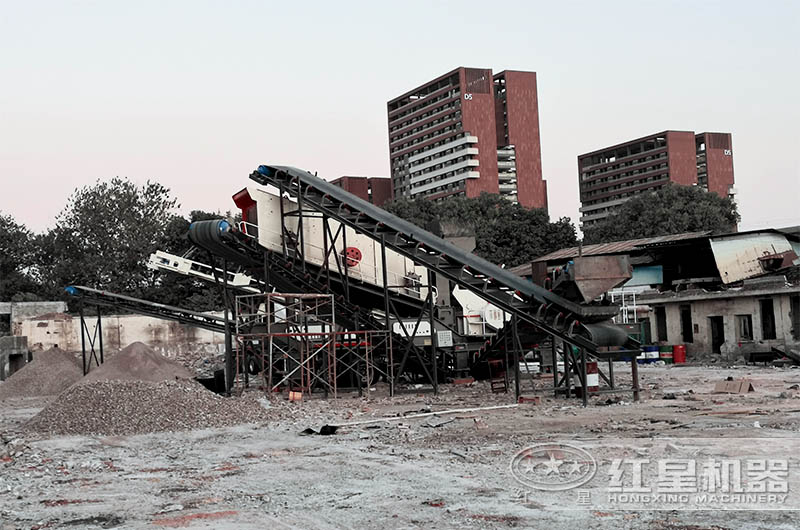 移動(dòng)式破碎機(jī)現(xiàn)場(chǎng) 移動(dòng)式破碎機(jī)現(xiàn)場(chǎng)