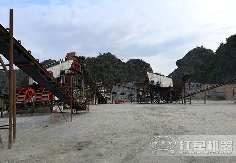 方案三配置現(xiàn)場：破碎機(jī)+制砂機(jī)+洗砂機(jī)，費(fèi)用80萬以上