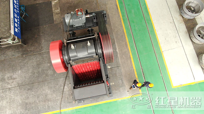 粗料破碎機(jī)一臺(tái)多少錢(qián)，每小時(shí)產(chǎn)量多少噸，有沒(méi)有現(xiàn)場(chǎng)視頻