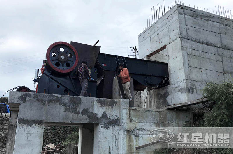 大型鱷式碎石機(jī)設(shè)備不同、型號不同、報價不同