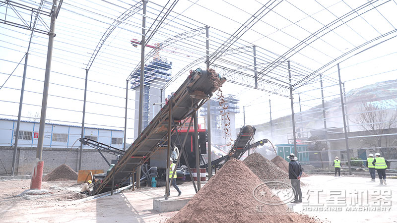 移動石子制砂機拉到現(xiàn)場就地作業(yè)，整機一體化