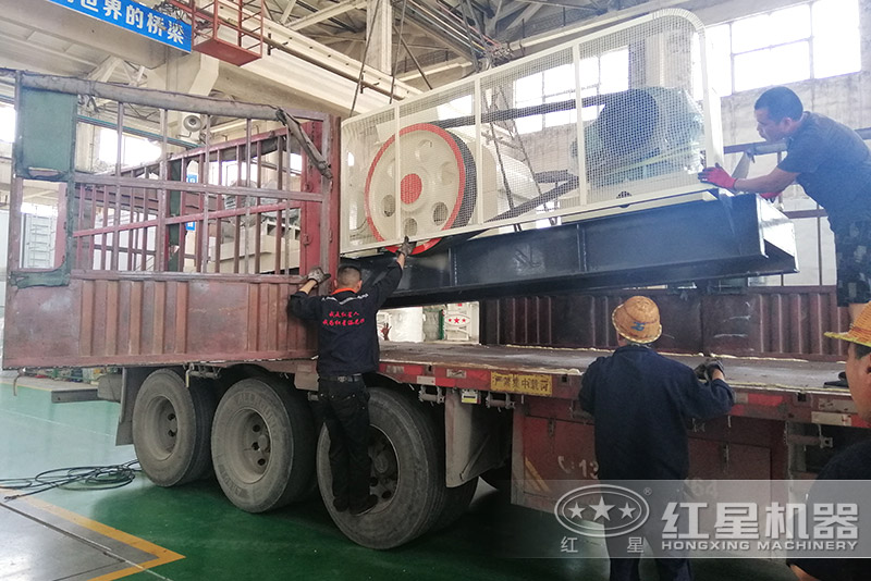 紅星機器小型液壓對輥破車間直接發(fā)貨 紅星機器小型液壓對輥破車間直接發(fā)貨